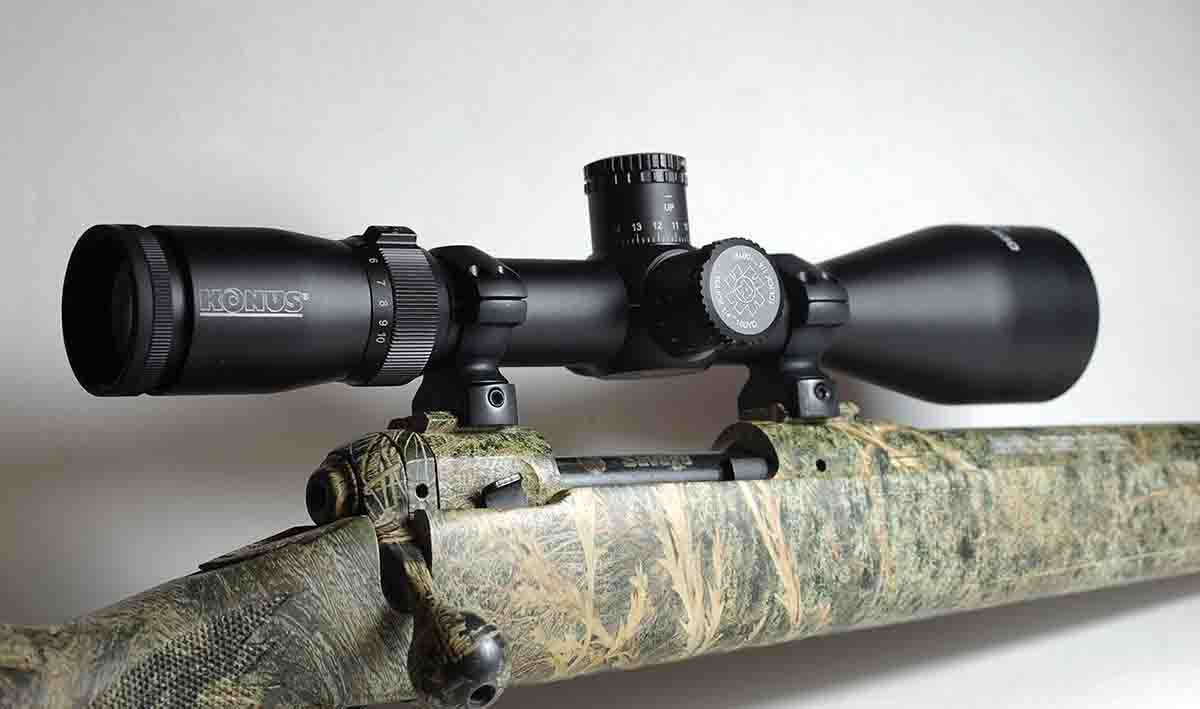 The Konuspro weighs 22.5 ounces and requires high rings for its 50mm objective lens to clear a rifle barrel.